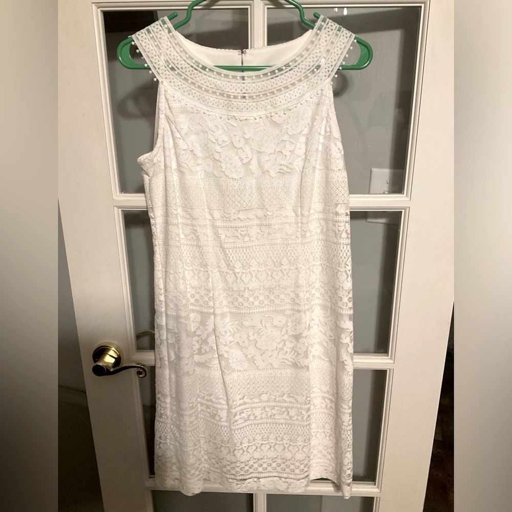 Sandra Darren dress Size 8 white lace sheath dress Fully lined. Excellent cond.